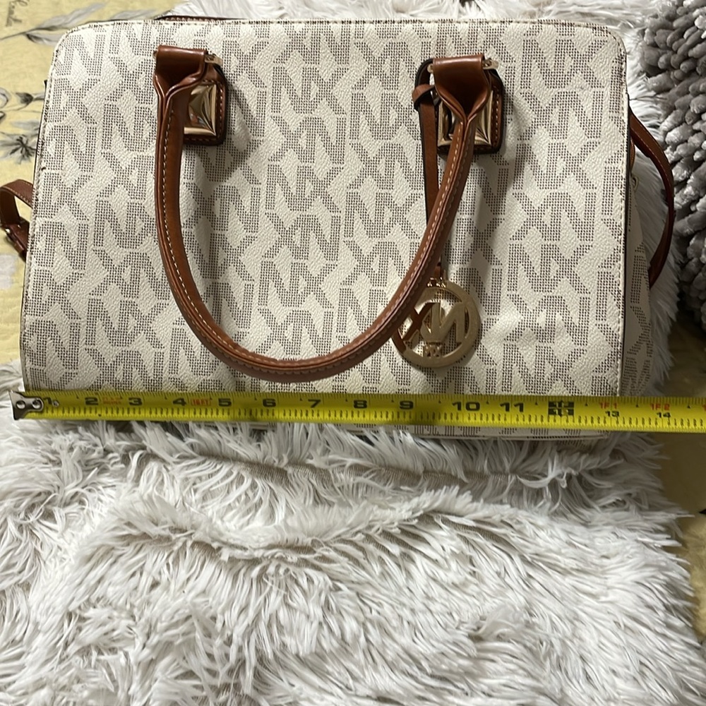 Beautiful brand new purse measurements are included in pictures - Picture 5 of 8